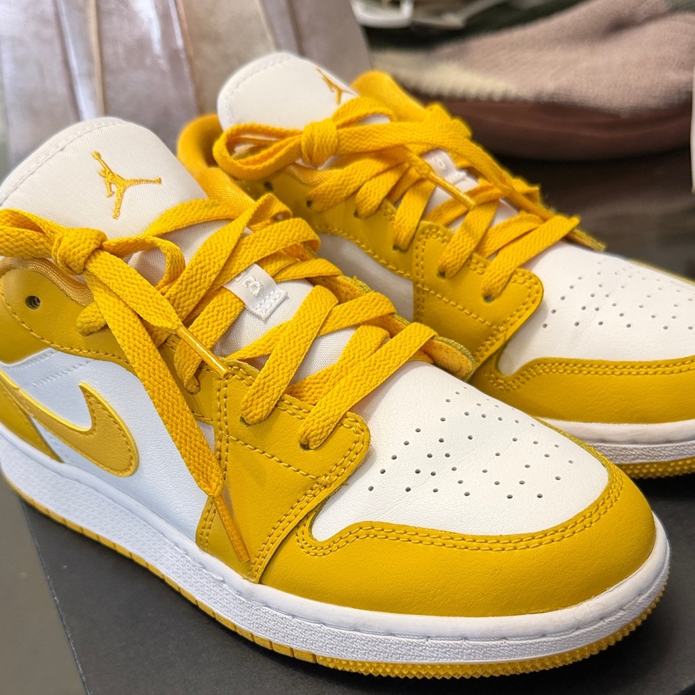 Air Jordan 1 low (GS) white/pollen 5.5Y